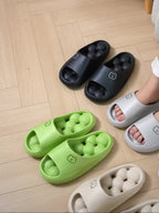 Chaussons d’intérieur semelle épaisse avec effet massage.