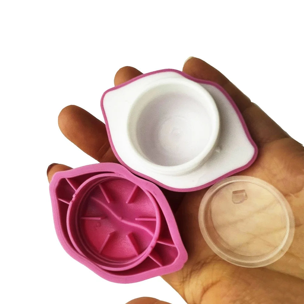 Lot de pots pour DIY cosmétiques maison en forme de lèvres.