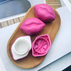 Lot de pots pour DIY cosmétiques maison en forme de lèvres.