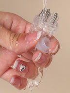 Applicateur d’huile capillaire pour cuir chevelu avec effet massant.