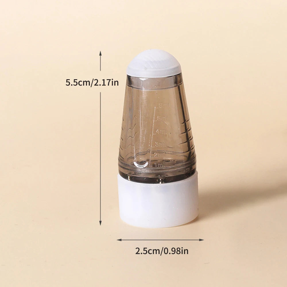 Applicateur d’huile capillaire pour cuir chevelu avec effet massant.