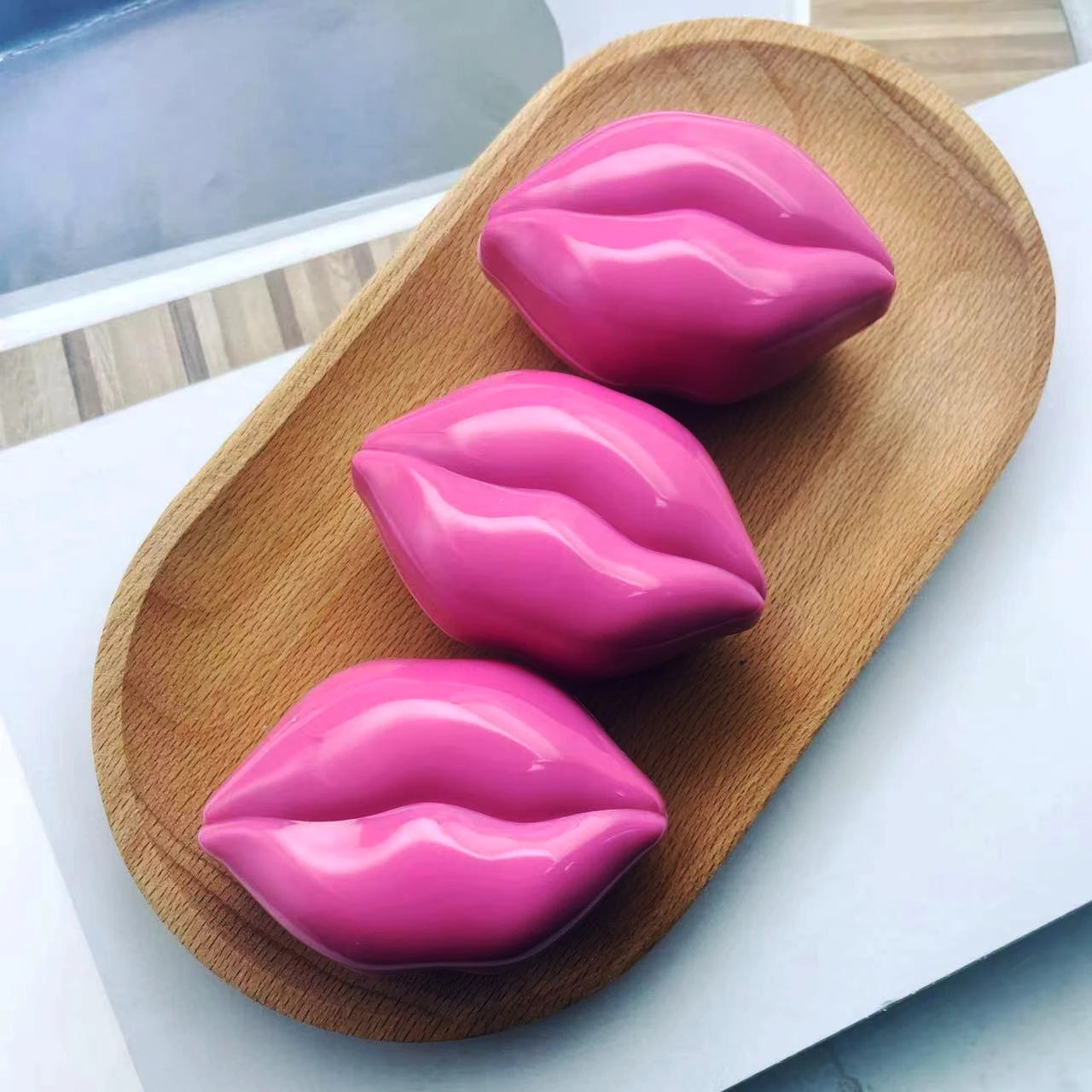 Lot de pots pour DIY cosmétiques maison en forme de lèvres.