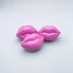 Lot de pots pour DIY cosmétiques maison en forme de lèvres.