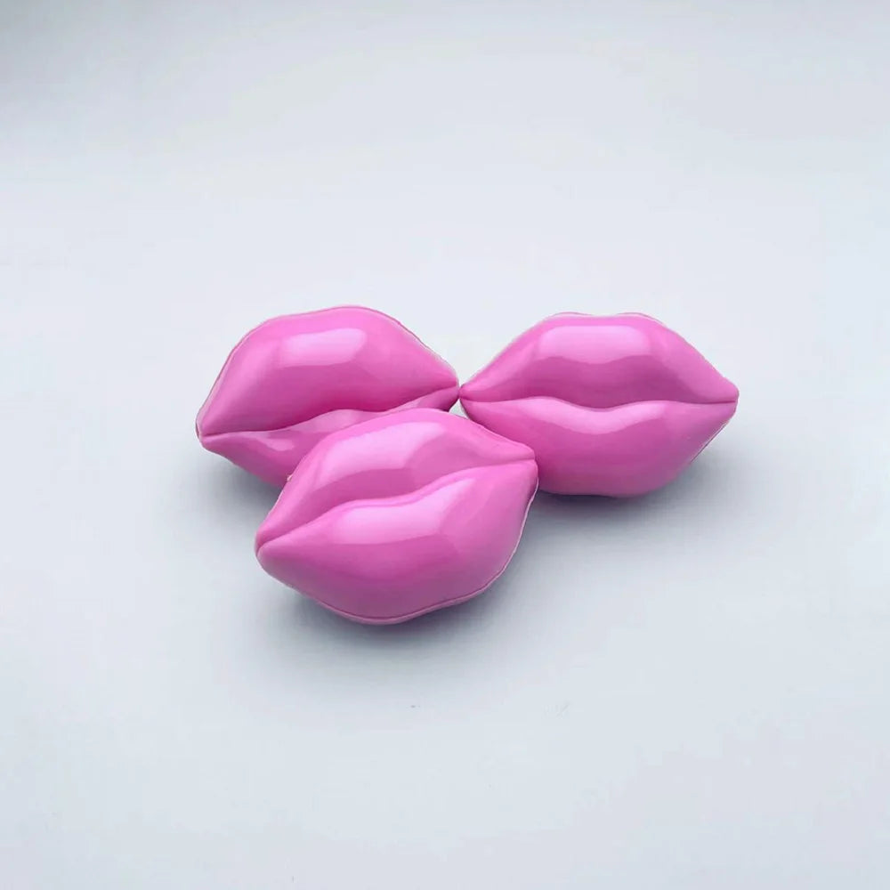 Lot de pots pour DIY cosmétiques maison en forme de lèvres.