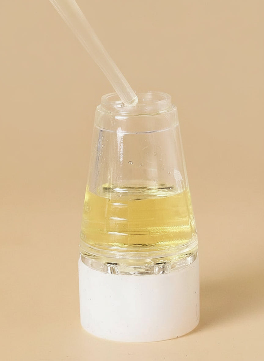 Applicateur d’huile capillaire pour cuir chevelu avec effet massant.